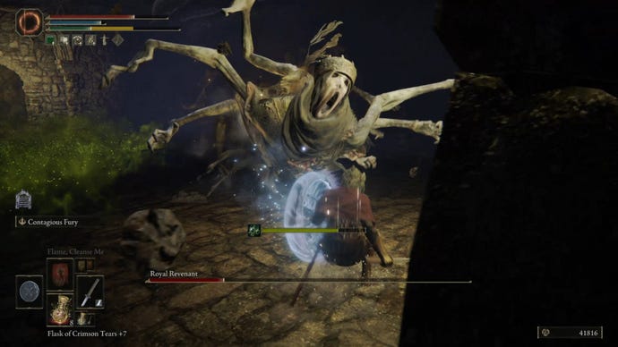 Elden Ring: the player fights the boss Royal Revenant.